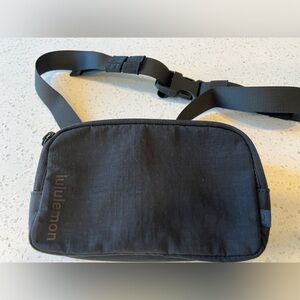 Lululemon Mini Belt Bag Crossbody Travel
Black 7.5" x 4.5"